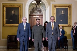 Volodymyr Zelensky a été reçu par le chef de la majorité démocrate du Sénat Chuck Summer (à droite) et celui de la minorité républicaine Mitch McConnell (à gauche).